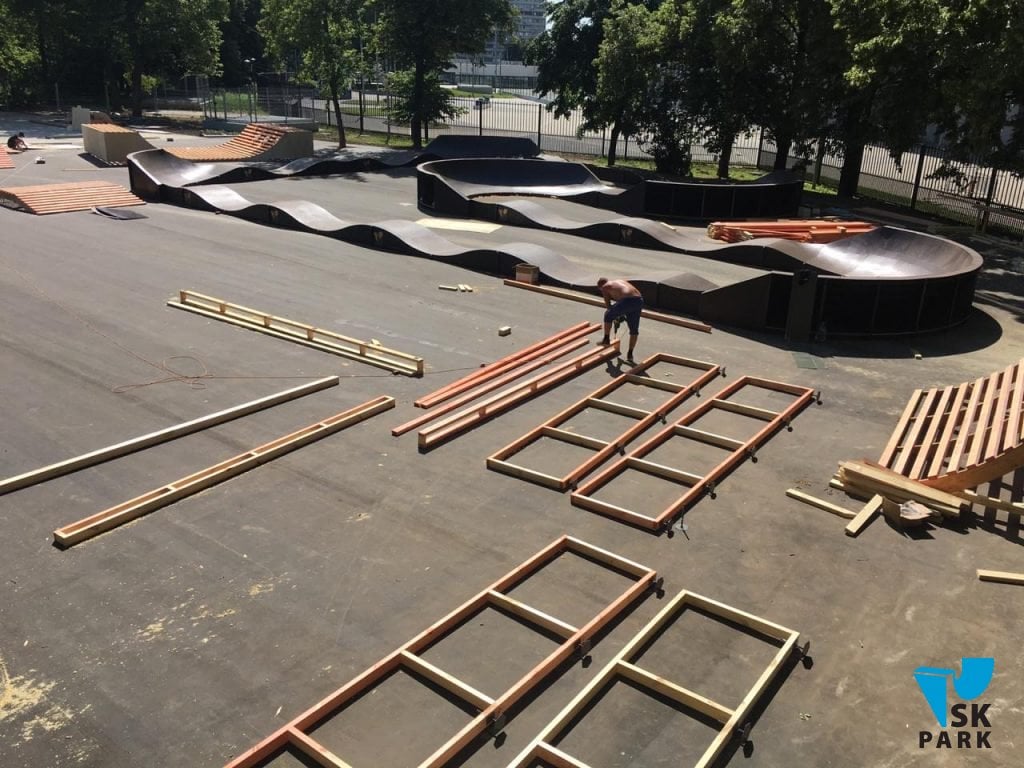 Компания SKPARK приступила к монтажу скейт парка и памп трека в Москве