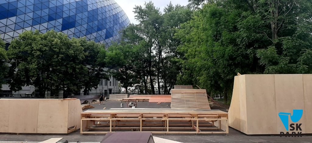 Компания SKPARK приступила к монтажу скейт парка и памп трека в Москве